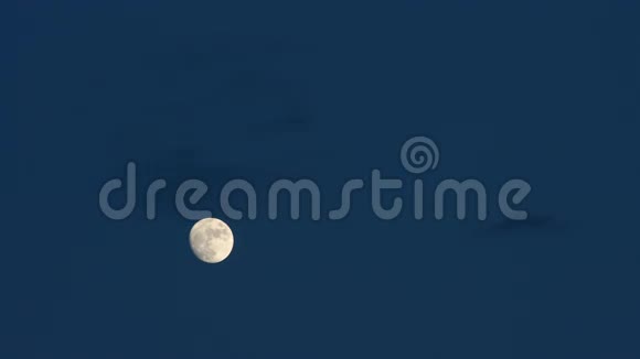 升起月亮的阴霾视频的预览图