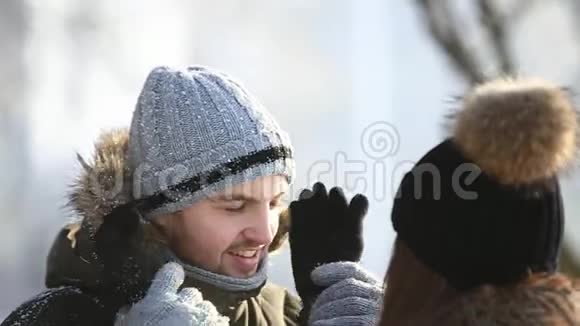 漂亮的一对夫妇花时间在公园里他们互相拥抱下雪天气视频的预览图