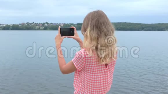 女孩在湖边慢动作拍照视频的预览图