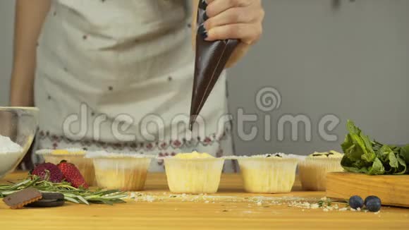 再加上填充物带有奶油和馅料的纸杯蛋糕视频的预览图