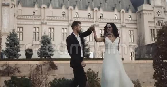新婚快乐在城堡前一起跳舞4K视频的预览图