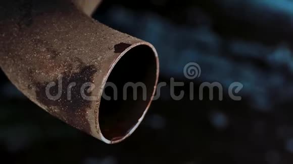 汽车管道排烟冷凝水烟雾和凝结水从管道汽车的概念汽车大管道冒烟视频的预览图