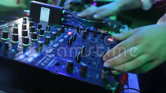 DJ搅拌机按钮特写DJ晚上工作婚礼派对视频的预览图