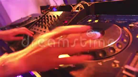 DJ搅拌机按钮特写DJ晚上工作婚礼派对视频的预览图