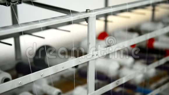 服装厂生产织物的机器上的线视频的预览图