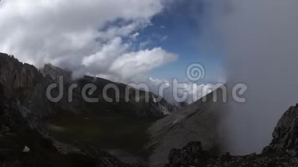 云层在山顶上的时间流逝视频的预览图