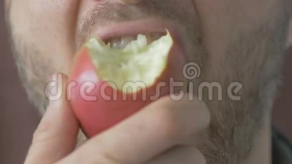 接近无胡子的人吃苹果视频的预览图