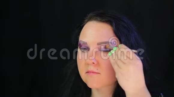 一个深褐色眼妆的女人视频的预览图