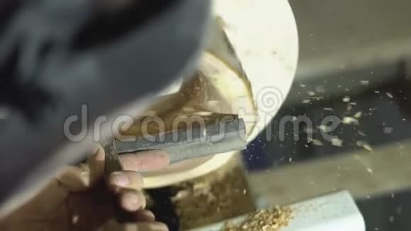车床上用砂纸打磨木材视频的预览图