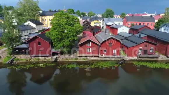 河岸上老谷仓的全景芬兰老波沃视频的预览图