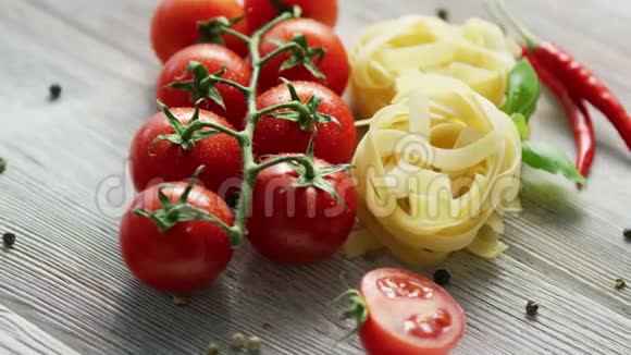 未煮熟的意大利面和西红柿视频的预览图