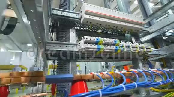 变电站带有电缆电线和连接的电气机架视频的预览图