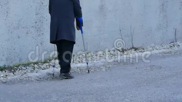 老年残疾人背景老人拄着拐杖在公共场所散步视频的预览图