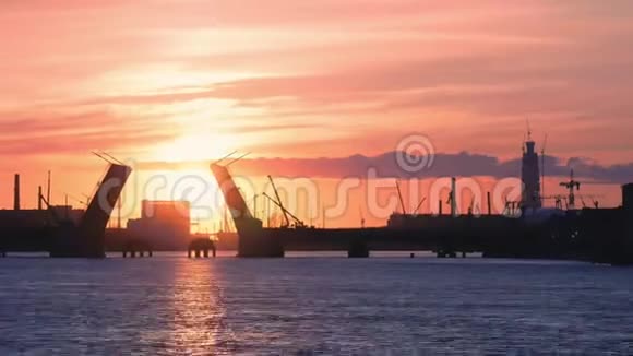 日落时横跨涅瓦大桥的景色视频的预览图