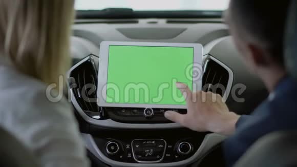 经理在平板电脑上向客户展示有关汽车的信息视频的预览图