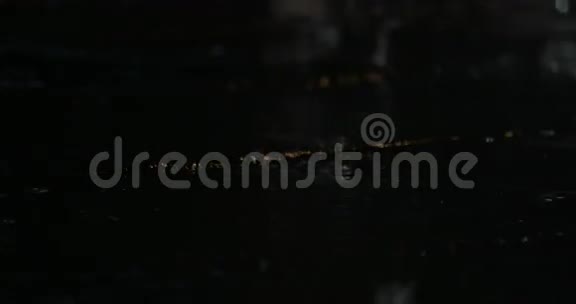 夜间人行道上的雨和水坑视频的预览图