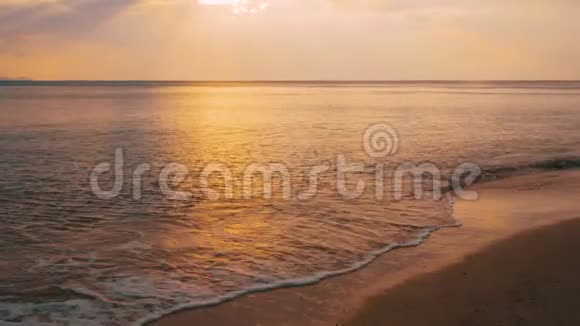 海滩上夕阳西下海上金色夕阳的田园风光视频的预览图