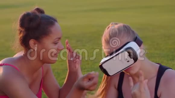 户外女性虚拟现实耳机女性玩虚拟现实耳机视频的预览图