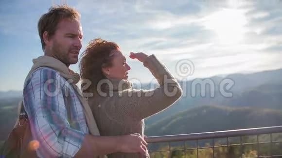 男人把女人的手在风中打浆视频的预览图