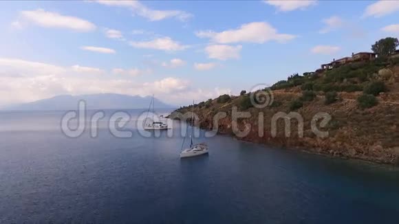 空中视频拍摄鸟瞰地中海野生海湾希腊岛附近在海湾两个视频的预览图
