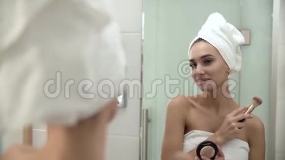 化妆女人在浴室敷面皮粉视频的预览图
