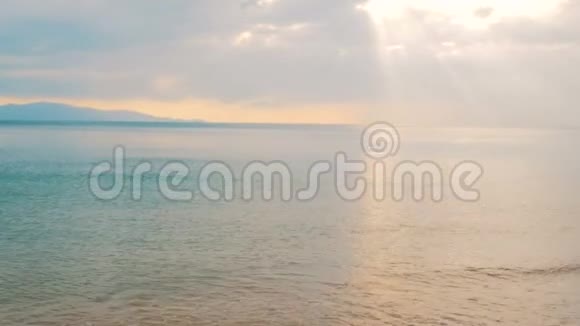海滩上夕阳西下海上金色夕阳的田园风光视频的预览图