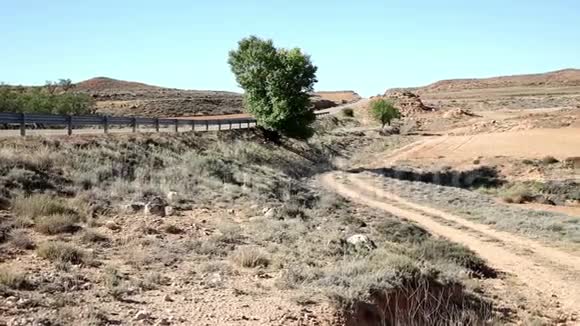 西班牙蒙雷亚利扎的干燥景观有山丘和乡村道路视频的预览图