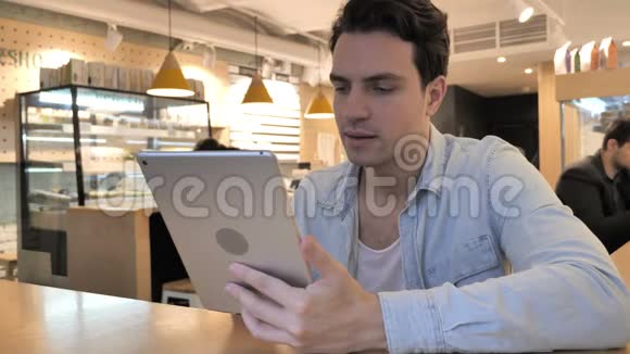 咖啡厅青年男子桌上视频聊天视频的预览图