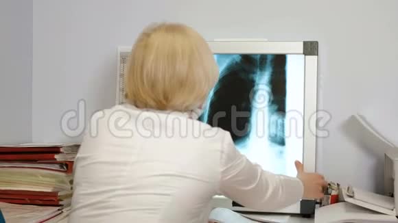 专业女医生读脑部x光片打电话4k视频的预览图