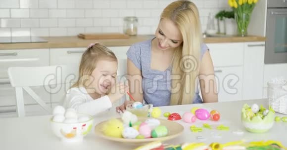 年轻的女性和小女孩画鸡蛋视频的预览图