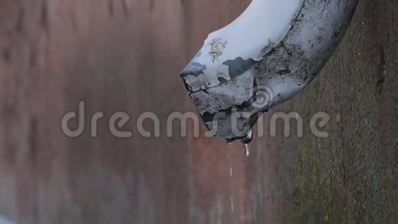 雨水从排水管上流出视频的预览图