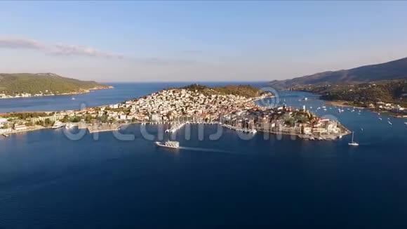 地中海中的希腊波罗岛景观鸟瞰空中视频拍摄许多游艇视频的预览图