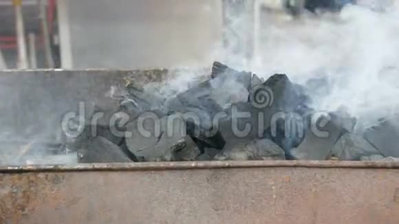 很多大煤都在燃烧和烟雾上视频的预览图
