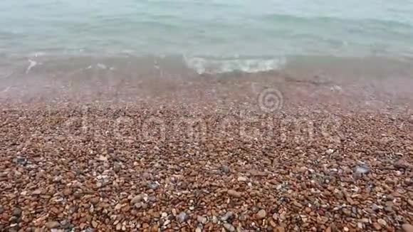 海浪拍打着卵石滩视频的预览图