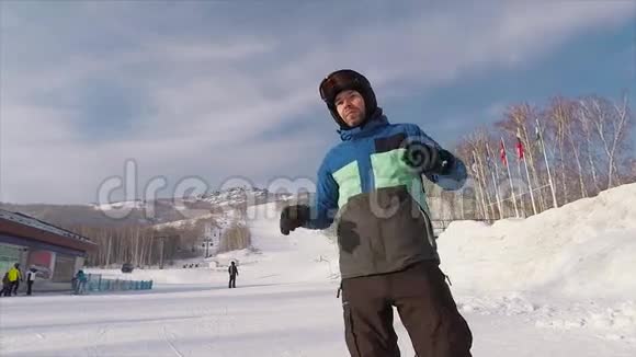 专业的滑雪者准备再次高速下山年轻人戴着特殊的护目镜视频的预览图