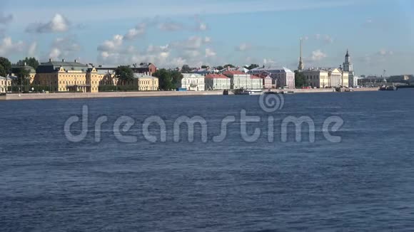 观大堤阳光明媚八月清晨俄罗斯圣彼得堡视频的预览图