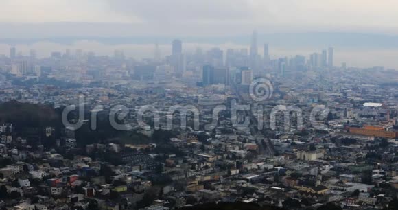 4K雾天旧金山景观视频的预览图