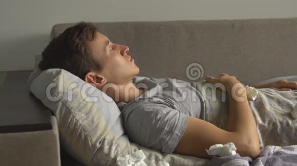 一个生病的白种人年轻人睡在床上视频的预览图