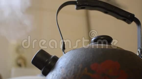 煤气炉上的旧烧水壶视频的预览图