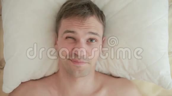 一个男人躺在床上抓着她的耳朵特写从上面看视频的预览图