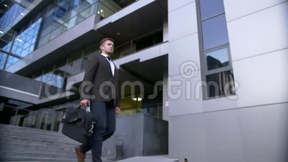 漂亮自信的商人走在现代办公楼附近视频的预览图