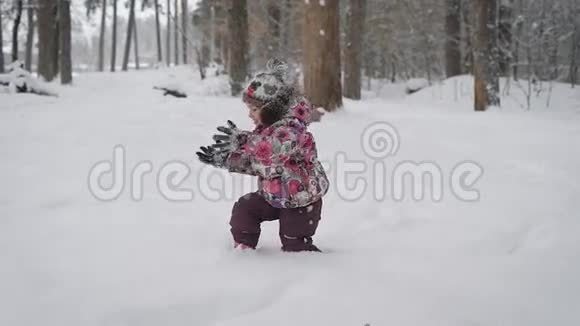 美丽开朗的孩子快乐地在雪地里奔跑这是最近才落下的她身材矮小所以视频的预览图