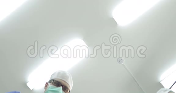 戴口罩和医疗制服的医生俯视病人视频的预览图