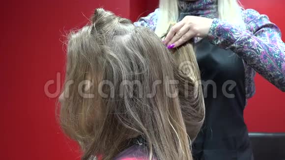 女理发师用剪刀修剪顾客金色头发4K视频的预览图