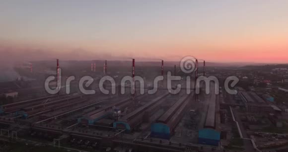 烟雾中工厂植物和景观的鸟瞰图大型工业工厂的空气污染4K视频的预览图