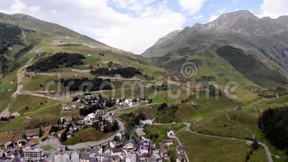 阿尔卑斯山风景中的小村庄视频的预览图