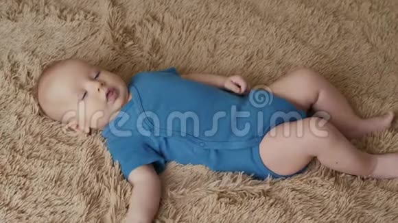 快乐的新生儿躺在家里的床上卧室里的男婴肖像小男孩视频的预览图
