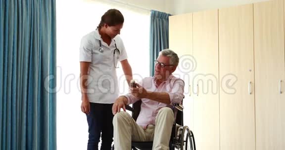 一位护士给他的病人提供药剂视频的预览图