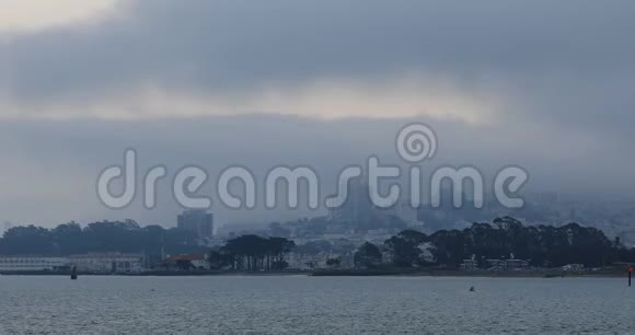 4K雾天旧金山天际线视频的预览图
