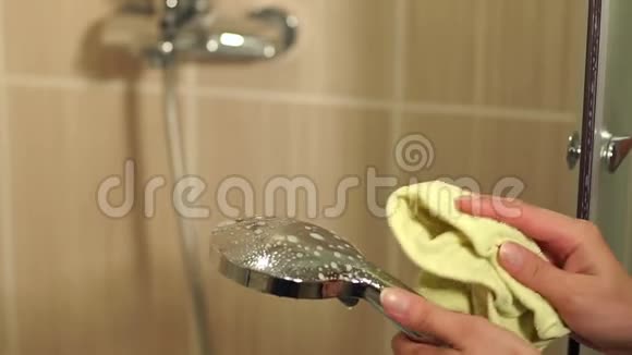 女孩在浴室里洗个淋浴头特写视频的预览图